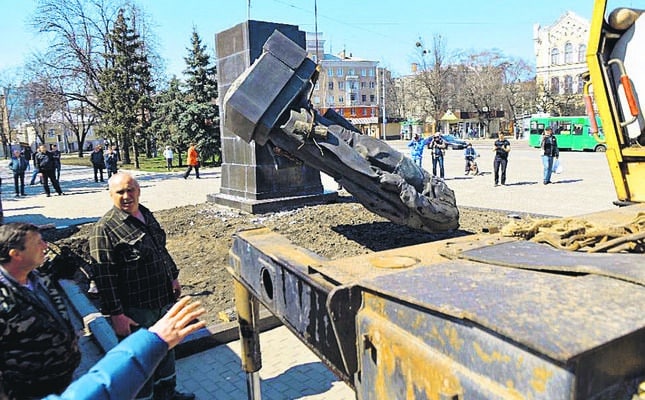 Monuments of Soviet leaders were pulled down in Kharkiv