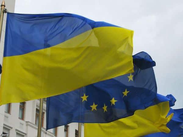 EU-Ukraine flags