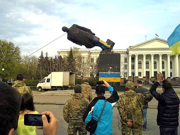 Lenin’s monument was pulled down in Kramatorsk, Donetsk Region