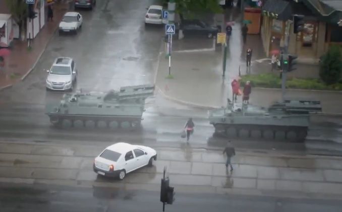 A column of Russian tanks, armored vehicles and rocket systems entered the Lugansk, Ukraine. Full video.