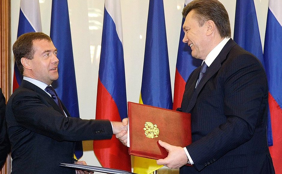 Viktor Yanukovych and Dmitry Medvedev sign the Kharkiv agreements. 21 April 2010