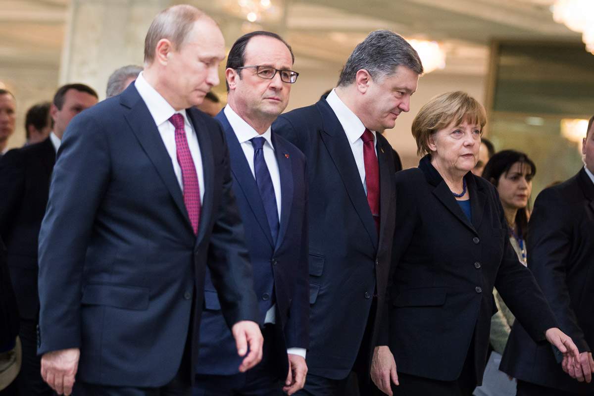 Poroshenko, Merkel agree to intensify Minsk process