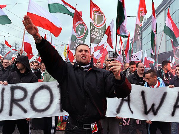 Far-right nationalists organized march on Polish independence day and burned Ukrainian flag. Video