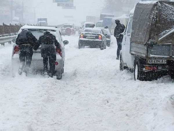 Extreme snowfalls in Ukraine: 400 vehicles stranded, 30 trains behind schedule