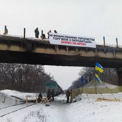 Ukrainian soldiers support the trade blockade between Ukraine and Russian occupied Donbas, Ukrainian government tries to undo the blockade