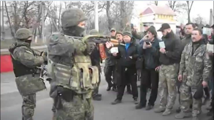 Ukrainian police trying to stop Donbas blockade activists and firing over heads