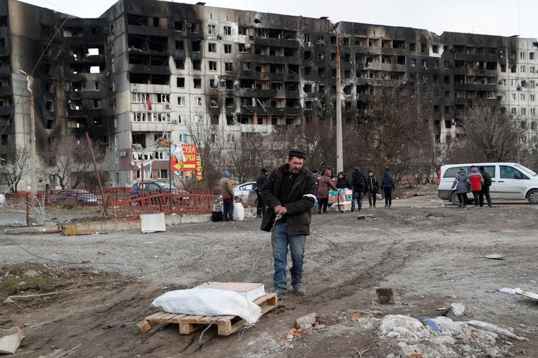 Russian occupiers starve men in Mariupol and force them to work
