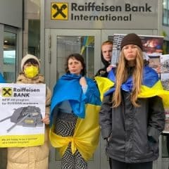 “Stop sponsor the war in Ukraine!”: Ukrainians called on Raiffeisen shareholders to leave Russia at rally in Vienna