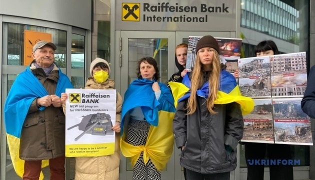 “Stop sponsor the war in Ukraine!”: Ukrainians called on Raiffeisen shareholders to leave Russia at rally in Vienna