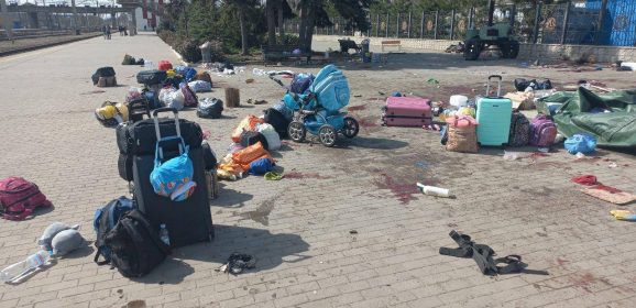 Russian occupiers hit the railway station in the east of Ukraine, where civilians were waiting for evacuation: photo and video 18+