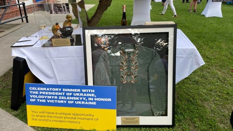 Ukraine’s President embroidered shirt was sold for $ 100,000 at the United 24 program presentation in Washington