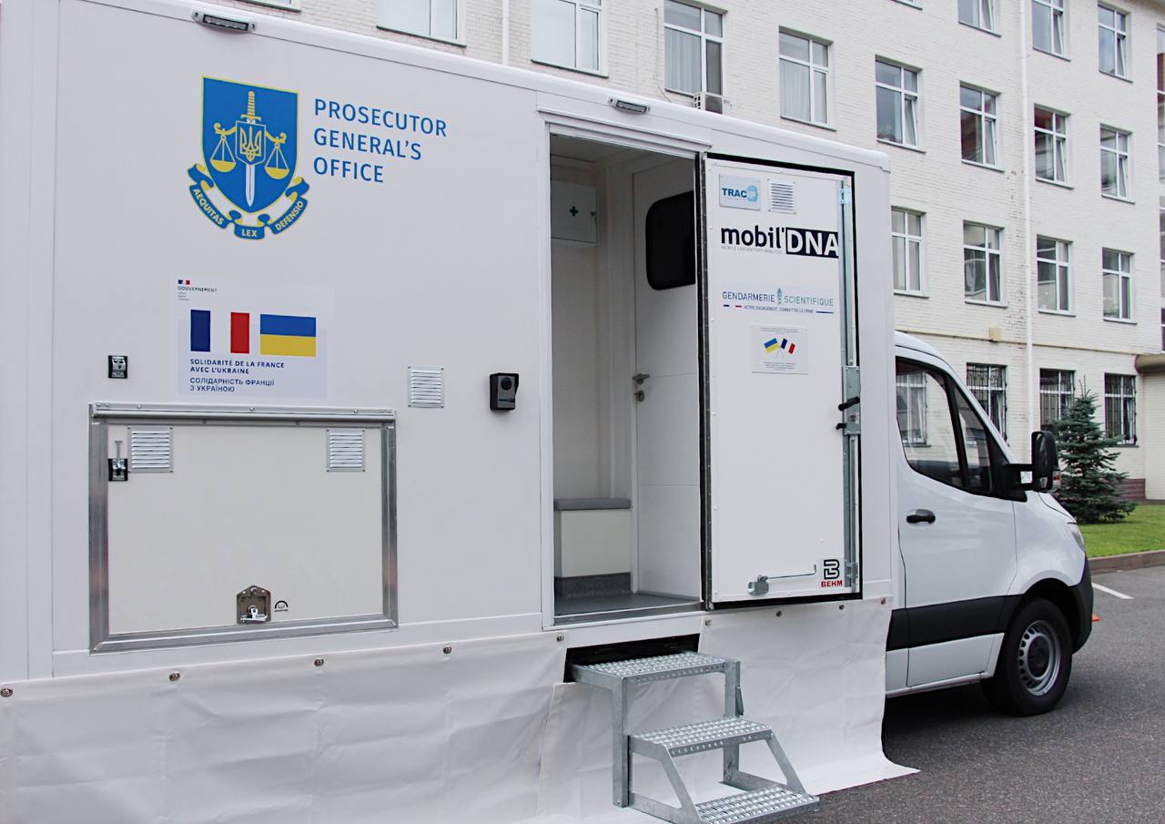 France handed over a mobile DNA laboratory to Ukraine to identify war victims
