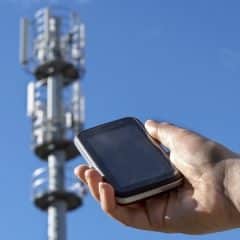 The European Commission urged telecommunications operators to maintain preferential roaming for Ukrainians