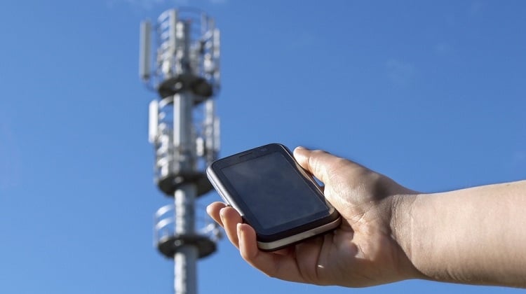 The European Commission urged telecommunications operators to maintain preferential roaming for Ukrainians
