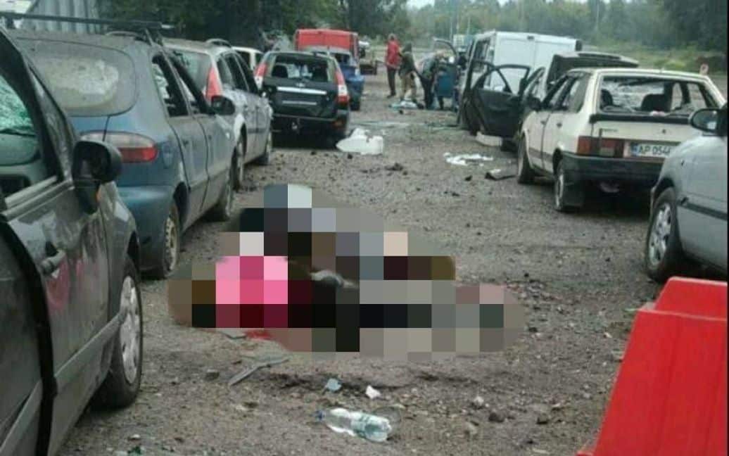 Russia hit civilian cars convoy with a missile in south, there are dead: photos