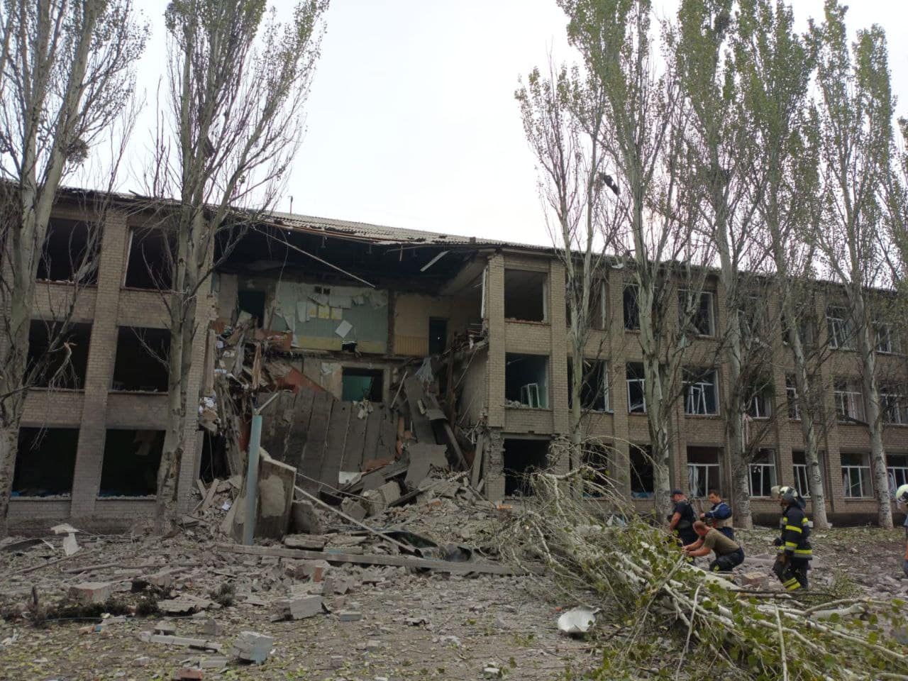 Russian troops shelled a school with a shelter for civilians in the east