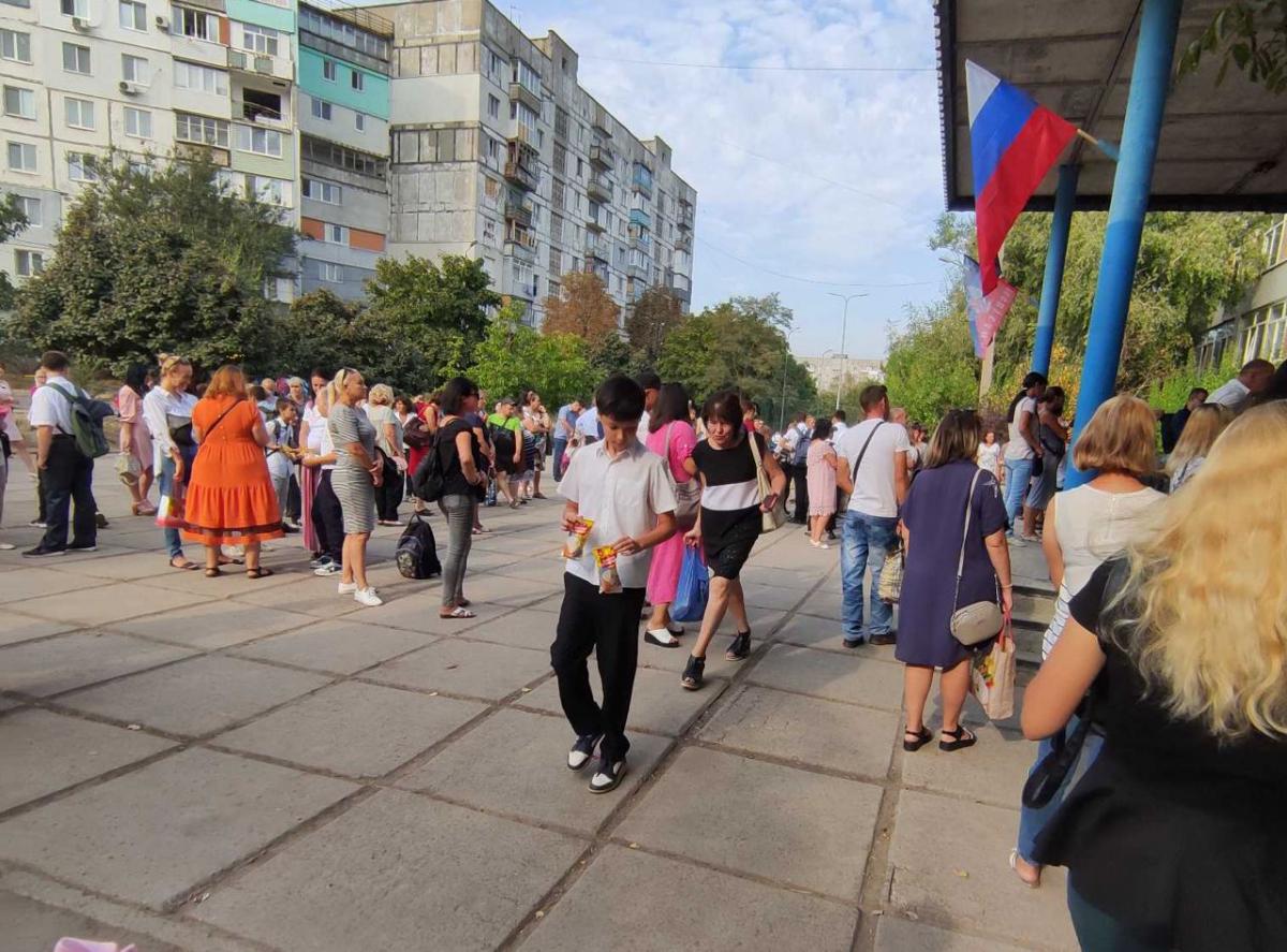 People go to rallies due to the lack of water and electricity in Russian-occupied Mariupol