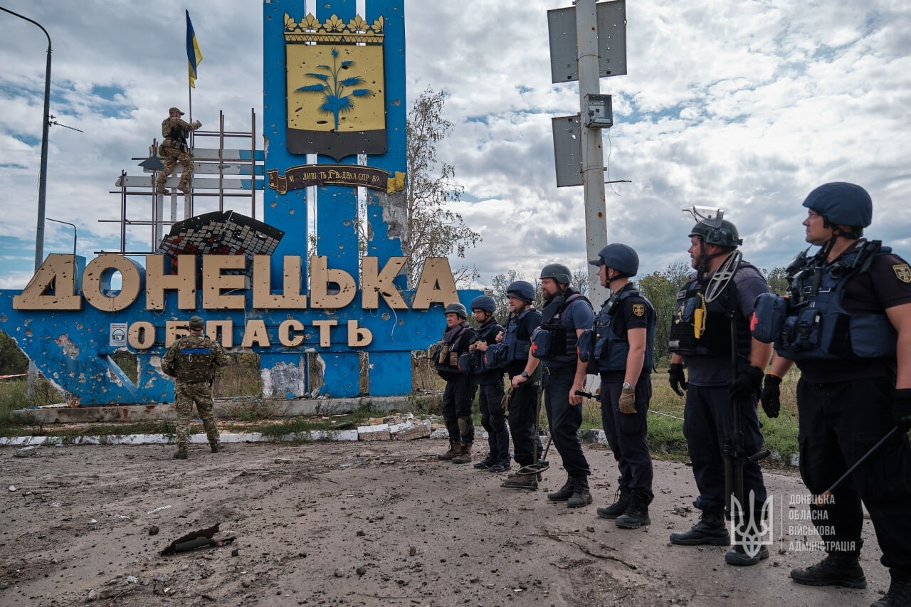 Ukrainian flag was raised on the border of Donetsk and Kharkiv regions in east