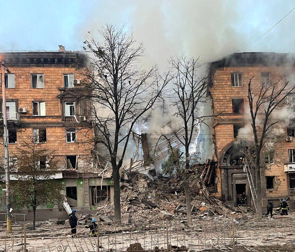 Russia shelled Ukraine’s southern city with 7 rockets: people are under rubble