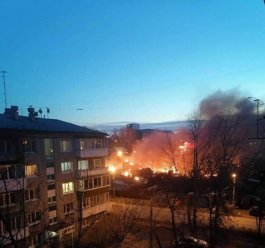 Su-30 fighter crashed into a residential building in Russian city, the aircrew died: videos
