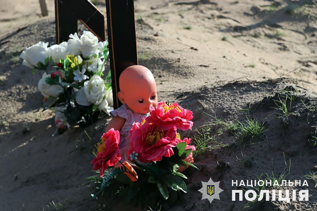 Ukraine’s police exhumed the bodies of 5 children killed by Russian troops in the Donetsk region