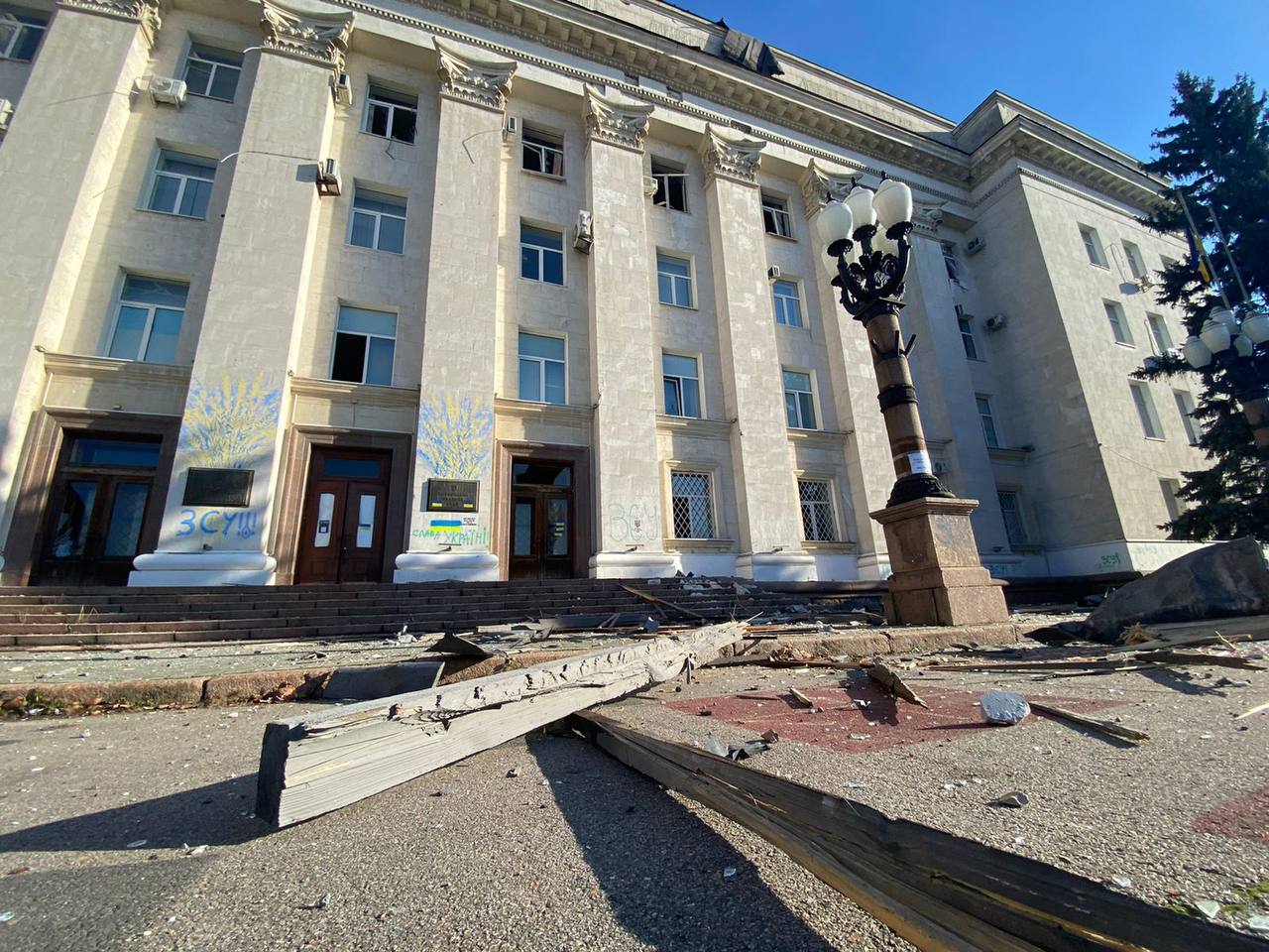 Russia shelled the administrative building in Kherson, 6 civilans injured