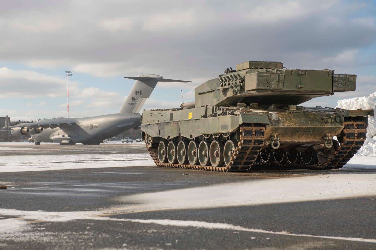 Canada sent another batch of Leopard 2 tanks to Europe for Ukraine: video