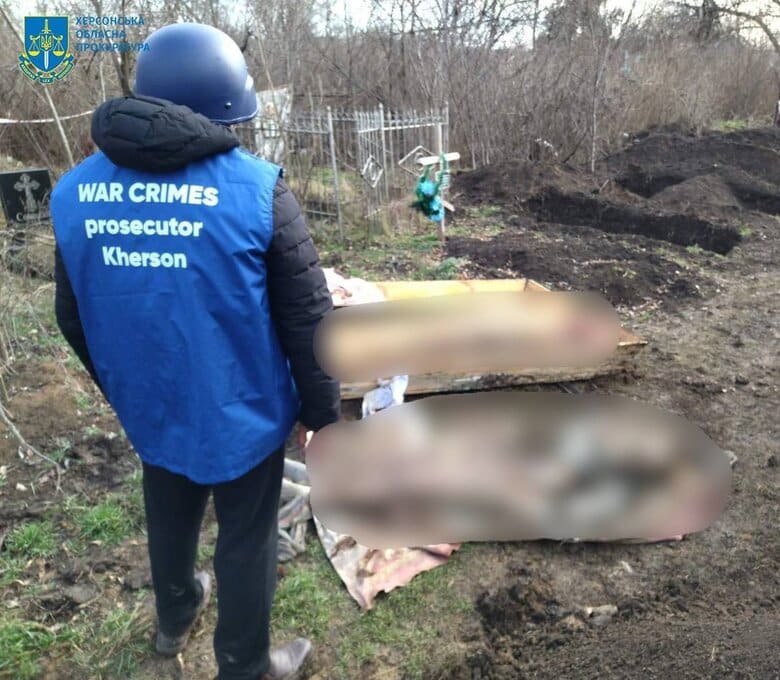 Bodies of 8 Ukrainian civilians killed by Russian troops were exhumed in the Kherson region: photos