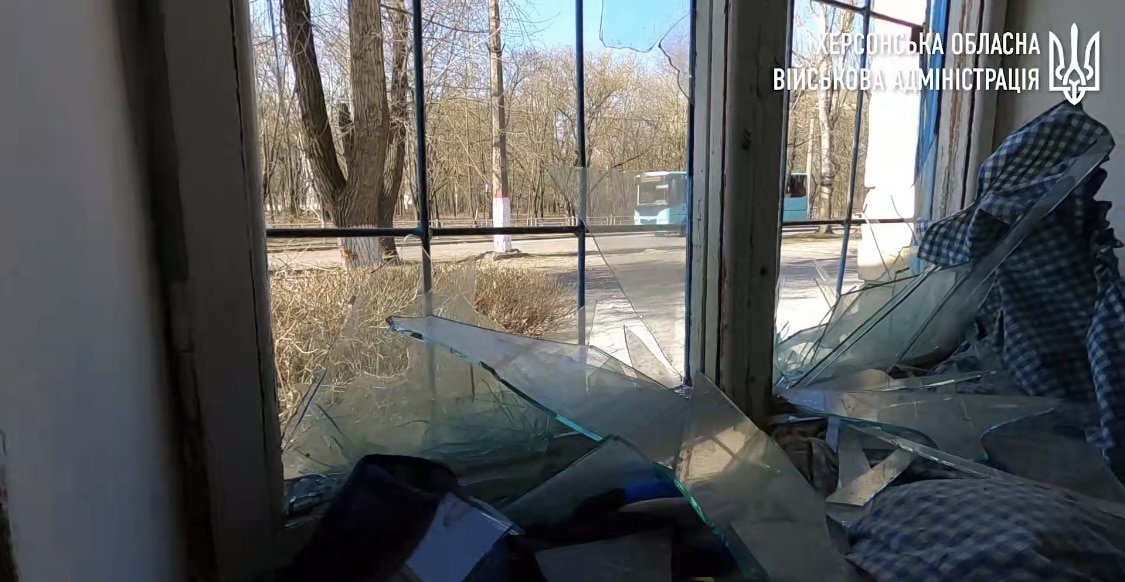 Russian soldiers shelled Kherson from artillery, a woman was injured: video