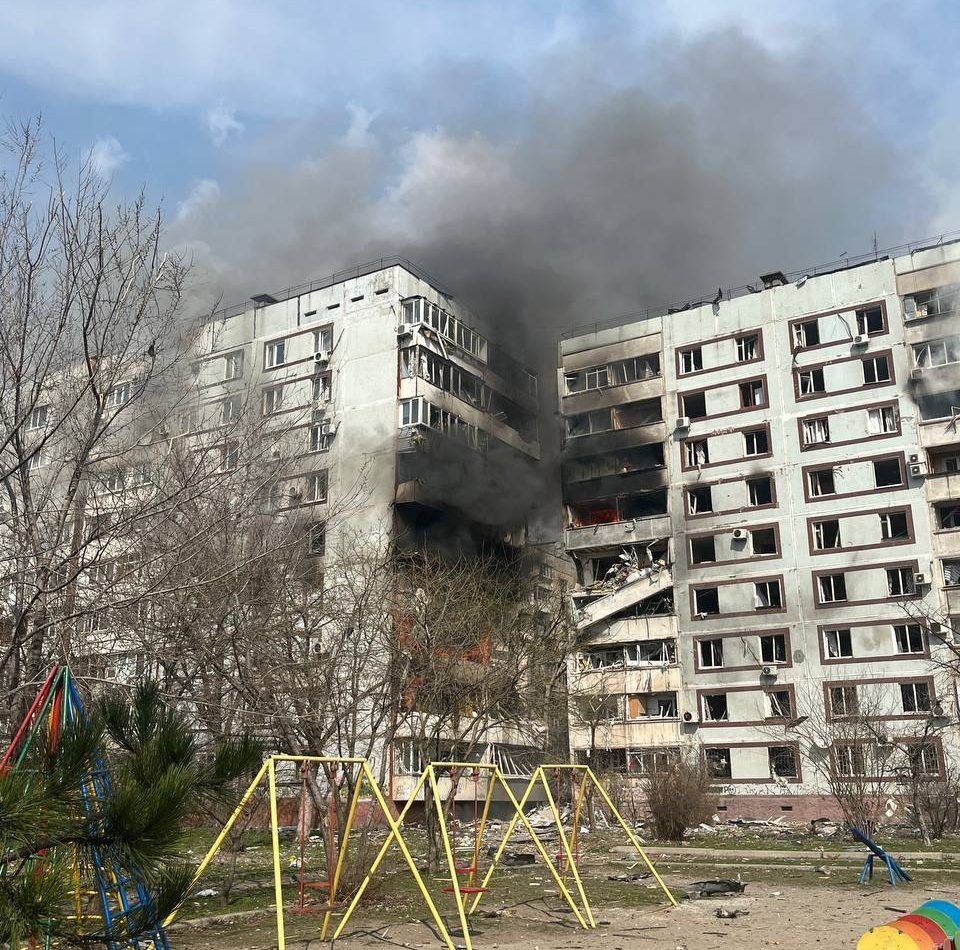Russians shelled a residential building in Zaporizhzhia: photos, video