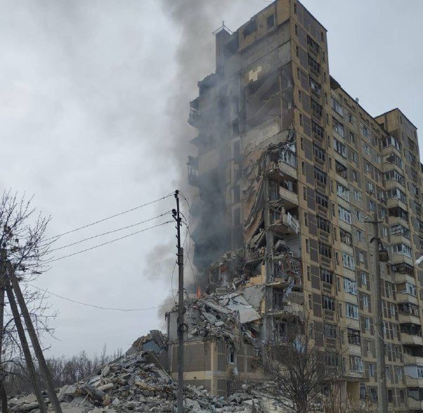 Russian troops carried out 4 airstrikes on high-rise building in the Donetsk region: photos