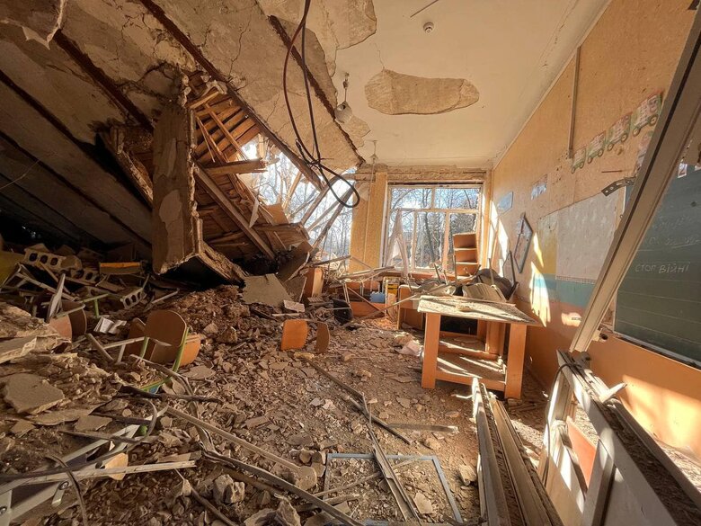 Russians shelled a city in the Donetsk region, a school was destroyed: photos