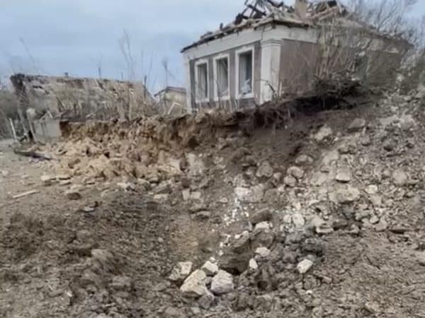 Russian soldiers shelled the village in the Kherson region with guided aerial bombs: video