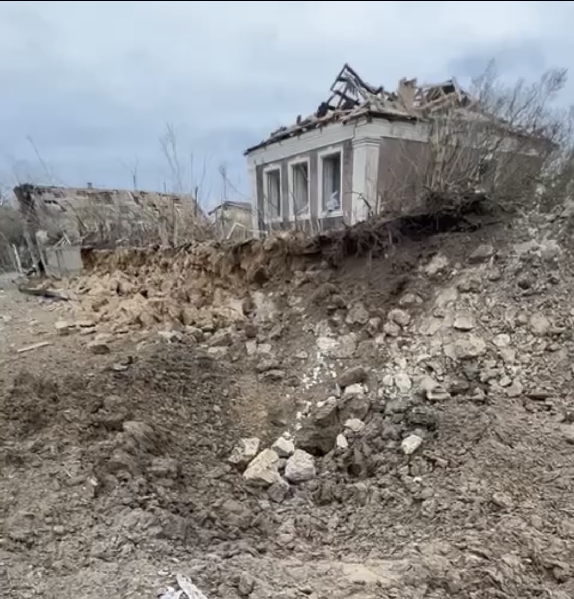 Russian soldiers shelled the village in the Kherson region with guided aerial bombs: video