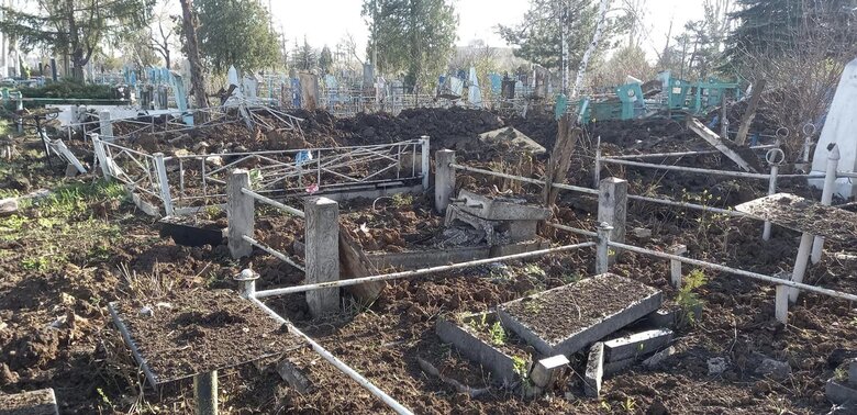 Russian troops shelled the cemetery in Kramatorsk, the Donetsk region: photos
